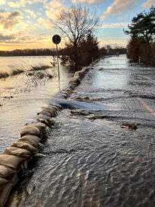Serengeti-Park-Straße, überspülter Sandsack-Wall